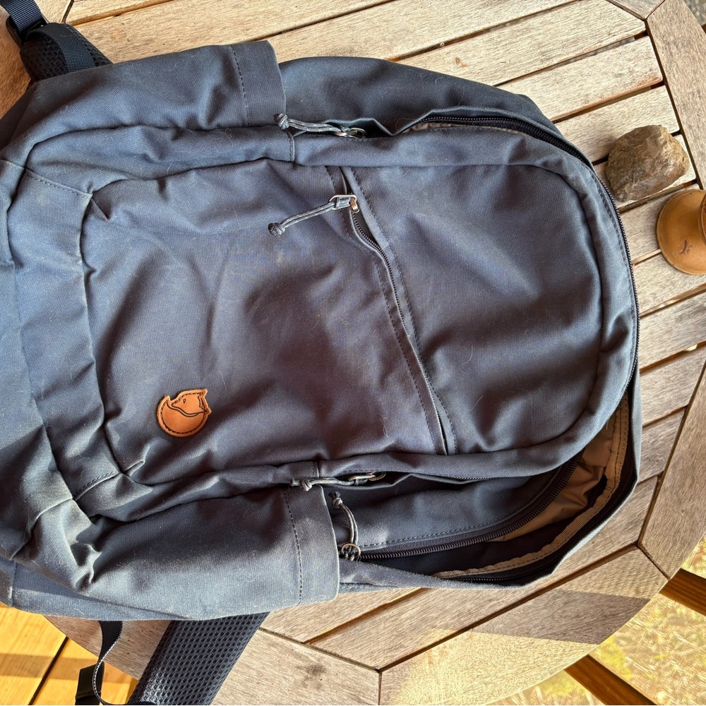 Fjalls Raven 28 L everyday navy backpack